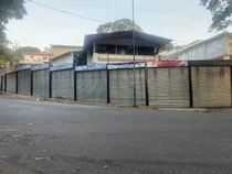 Comprar Se Alquila Casa Comercial O Almacén Industrial, Esquina En La Urb. Santa Mónica, Zonificación R6 Con Uso Comercial.