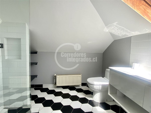 Casa En Venta De 5 Dorm.la Dehesa Lo Barnechea