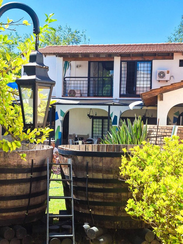 Destacada Vivienda, 5 Dormitorios En Ciudad De Mza