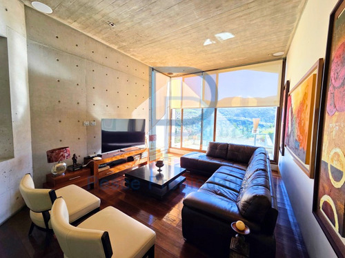 Casa Mediterránea En Prestigioso Y Seguro Condominio