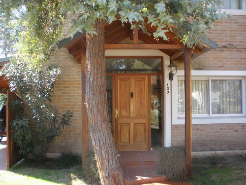 Casa En Venta En Venado Ii De Dos Plantas, Gran Jardin, Quincho Y Pileta.