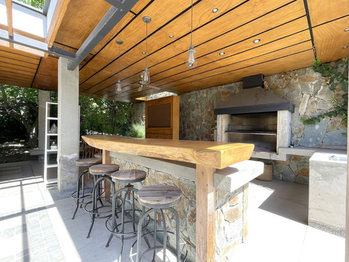 Se Vende Sitio De 2.964m Con Casa Completamente Remodelada.