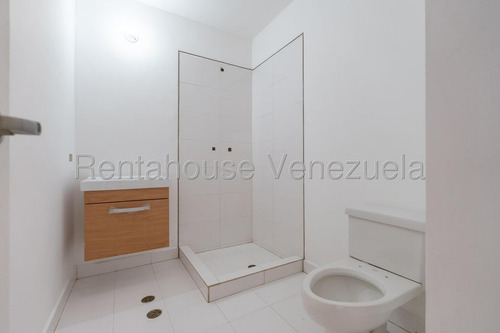 Hermosa Casa De 3 Niveles Que Brinda Tranquilidad Y Confort En Venta Ubicada En El Alto Hatillo 25-8567