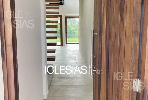 Casa En Venta De 3 Dormitorios En Los Castaños A Estrenar.