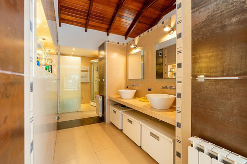 Casa En Venta 7 Ambientes 3 Dormitorios Con Jardín Quincho Parrillero Y Pileta 2 Cochera Fisherton