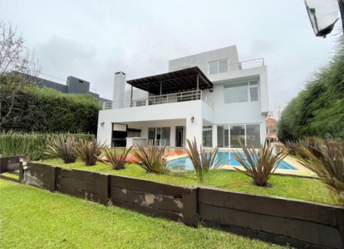 Casa Al Rio En Venta En El Yacht, Nordelta, Tigre