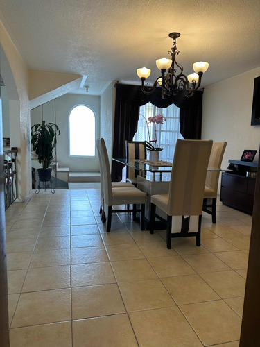 ¡casa En Venta En Condominio A Una Calle De Tollocan Y 5 Minutos De Town Square!
