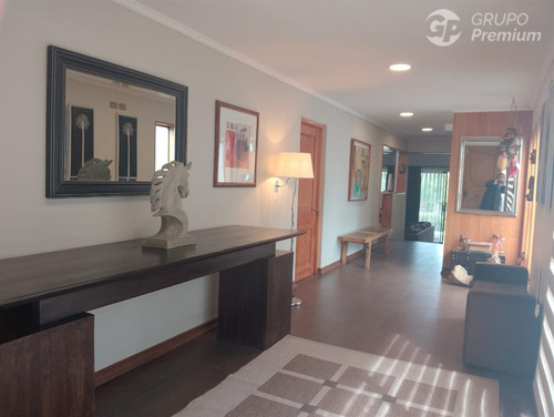 Casa En Venta De 5 Dorm. En La Florida