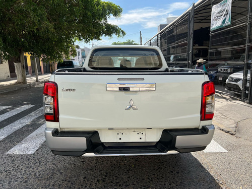 Mitsubishi L200 2.4 Cabina Doble 4x2 Mt