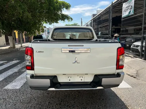 Mitsubishi L200 2.4 Cabina Doble 4x2 Mt