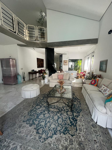 Linda Casa Com Piscina Em Frente A Praça