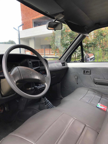 Imagen 6 de 10 de Toyota Hilux Cc 2400 Mecánica 4x2 Furgón Carga Seca
