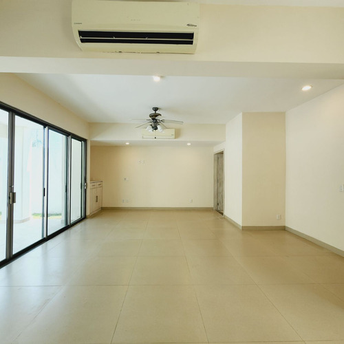 Casa En Venta Con Opcion Recámara Planta Baja, Alberca, Jacuzzi Fracc Las Palmas