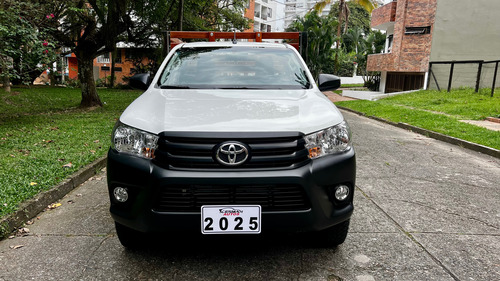 Toyota Hilux 2.4 HILUX 2.4 DIESEL ESTACAS 4x4 FULL EQUIPO