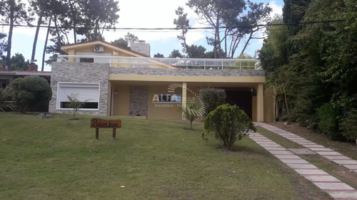 Casa En Venta Y Alquiler En Pinares, A Pocos Metros Del Mar, 4 Dormitorios