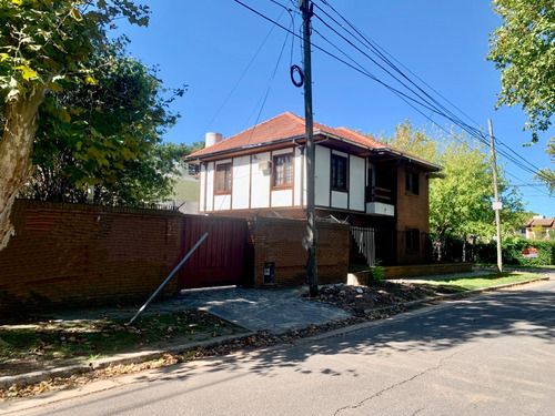 Casa En Venta 5 Ambientes Con Parque Y Piscina. Ranelagh. Berazategui