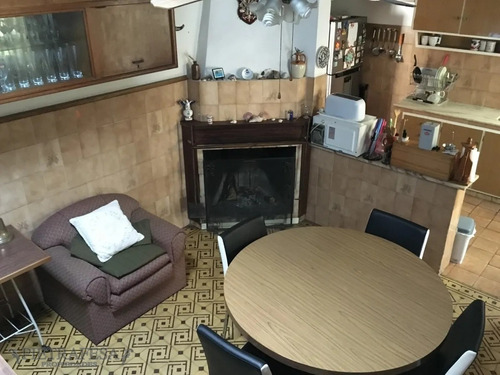 Casa En Venta Con Renta 4 Dormitorios 2 Baños Con Garaje Y Patio- Av. San Martín - Cerrito- Ref: 1424