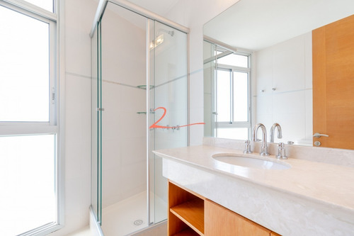 Venta De Apartamento Piso Alto A Pasos De Playa Mansa, Tres Dormitorios Más Servicio- Ref: 5332
