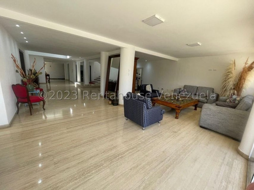 23-30160 Venta Hermosa Casa, Completamente Remodelada Y Decorada Con Muy Buen Gusto