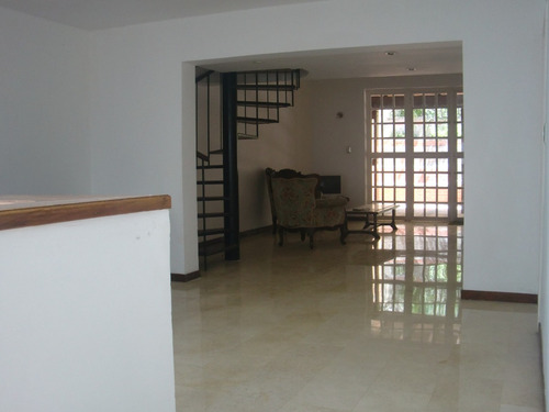 Lomas De Chuao Espectacular Casa Calle Privada Vigilancia Piso Y Escaleras De Mármol Area Verde 4 Puestos De Estacionamientos