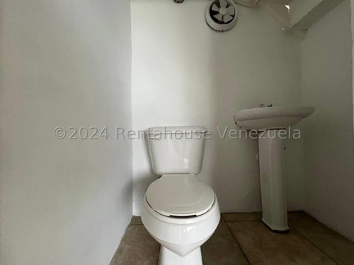 25-4710 Rahdeleste Vende Local Comercial Una Excelente Oportunidad De Inversión En Zona De Crecimiento En Cabudare, 25-4710 Av Intercomunal Muy Cercano A Mundo Traki En Centro Comercial Con Seguridad