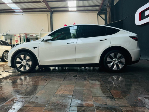 Tesla Model Y Manejo Autonomo 2020