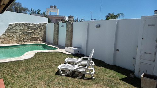 Hermosa Casa 4 Dormit, Pileta Con Caldera, Quincho, Baño Con Jacuzzi. B° Villa Cabrera