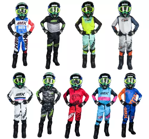 Piloto de motocross profissional com capacete e roupa de proteção