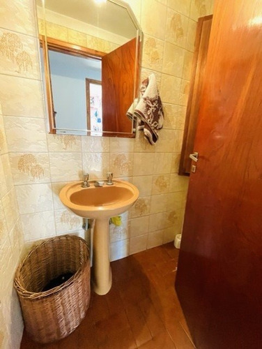 Venta Vivienda Multifamiliar De 6 Amb.c/ Local,parque Y Quincho. Barrio Chauvin. Sobre Lote Propio.