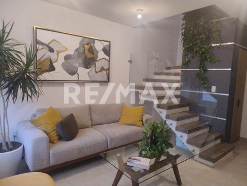 Casa En Venta En Condominio Con 3 Habitaciones Y Una En Pb, Tiene Jardín Y Amenidades En San Isidro Juriquilla