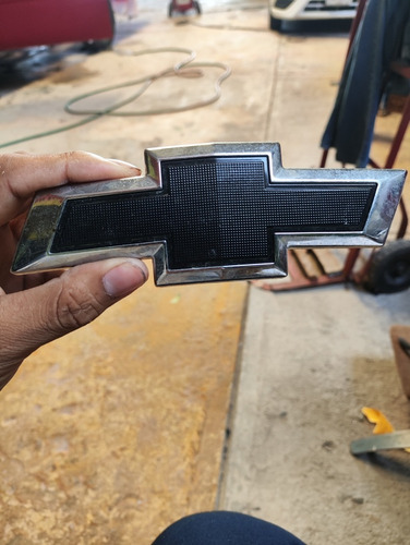 Emblema Parrilla Delantera Chevrolet Onix 21-23 Oem 26224695