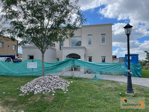 Imagen 2 de 26 de Excelente Casa En Venta 5 Ambientes En San Matías Con Dependencia De Servicio!