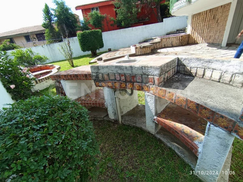 Casa Tipo Colonial Con 3 Recamaras Y Amplio Jardín