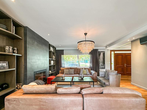 Excelente Casa Con Impecables Detalles En La Concepción Lujan