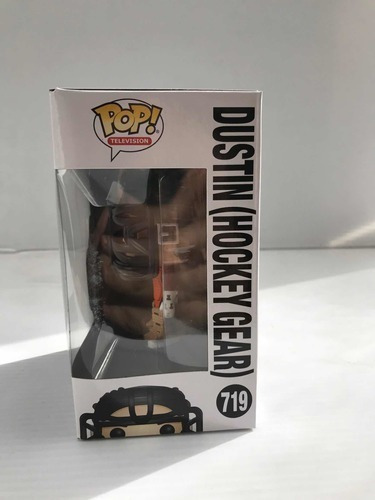 Funko Pop 719 Stranger Things Dustin Hockey Gear Exclusivo