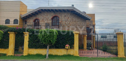 Casa En Renta, Estilo Colonial, 4 Recámaras, Jardín, San Pedro Cholula, Puebla