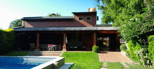 Casa A La Venta En Colastiné Norte, En Planta Baja Tenemos Pileta Y Baño De Servicio. Una Ga...
