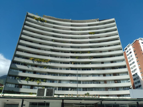 Se Vende Estupendo Apartamento Duplex En Edificio Icónico De Caracas, En Sebucán. 