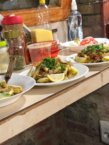 Servicio De Pizzas A La Parrilla / Cocina / Parrilla / Mozos