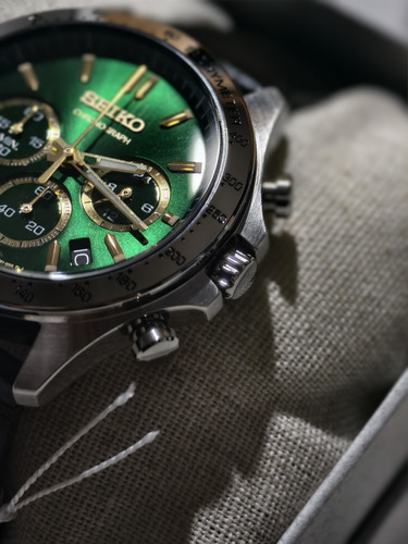 Reloj Seiko Selection Cronógrafo Caballero Sbtr017 Correa Marrón Oscuro Bisel Plateado Fondo Verde