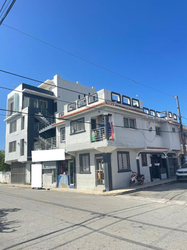 Edificio En La Romana Con Tres Locales Comerciales Y Siete Apartamentos