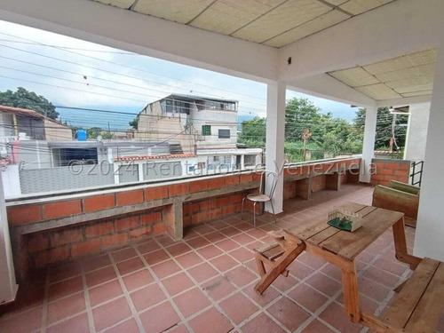 Con Amplio Terreno Y Excelente Distribucion, Traemos Para Ud Este Impecable Inmueble Ideal Para Familias Numerosas. En Su Planta Baja Cuenta Con Casa De 3 Hab 2 Baños, Anexó De 1 Hab 1 Baño.