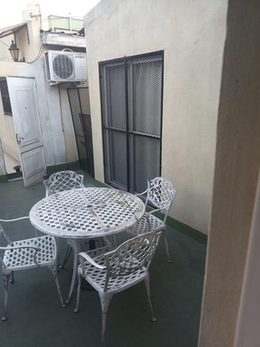 Departamento De Dos Ambientes En Primer Piso Por Escalera.