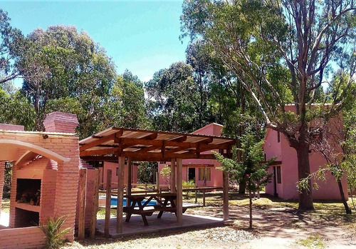 Imagen 5 de 13 de En Alquiler: Una Casa Rural, Una Cabaña Campestre Y Dos Cabañas Gemelas En Un Lote Arbolado De 1600 Mts. Balneario La Esmeralda. Rocha. Uruguay