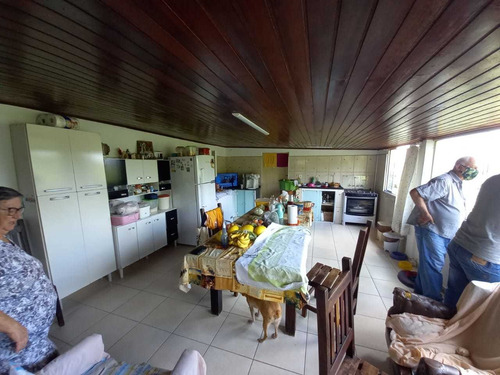1.640 M², Casa Com 04 Dormitórios, Churrasqueira E Garagem !