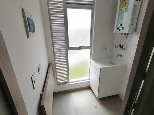 Imagen 2 de 16 de Apartamento En Arriendo Avenida Kevin Angel 279-19999