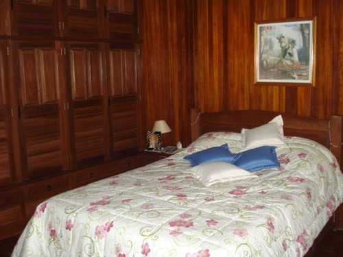 Encantadora Casa Com Lareira No Centro Da Charmosa Petrópolis, Em Discreta Rua Sem Saída.