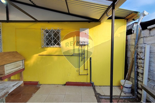 Casa Con Amplio Jardín Y Buena Conectividad