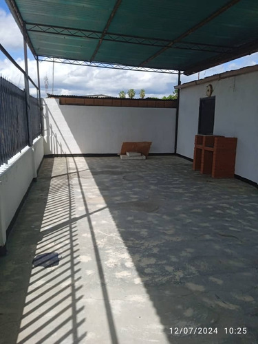 Rivero Bienes Raíces Promociona Y Vende Casa De Dos Niveles En La Urb. Girardot