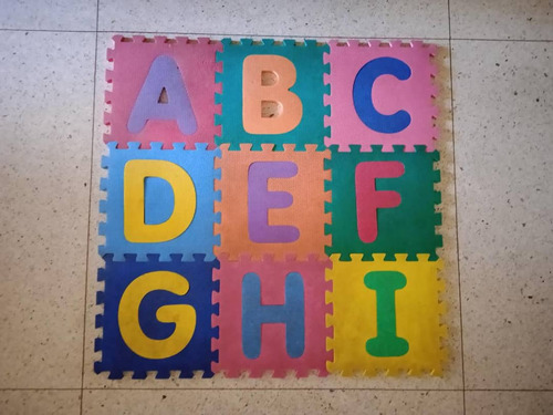 Imagen 2 de 5 de Alfombra O Tapete De Letras En Foami.